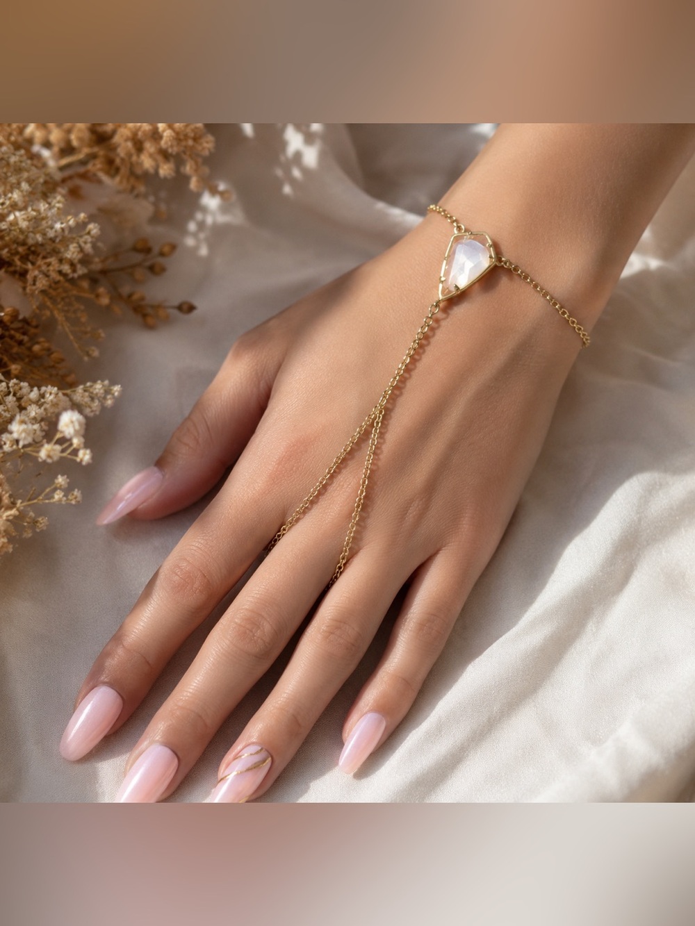 Kendra Scott Gold Hand Chain with Clear Crystal Charm 🩵